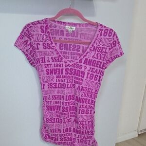 GUESS Women's Pink And Purple Text Print V-Neck Tee